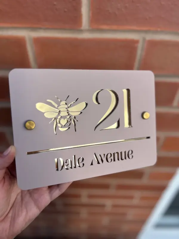House number sign with Bee