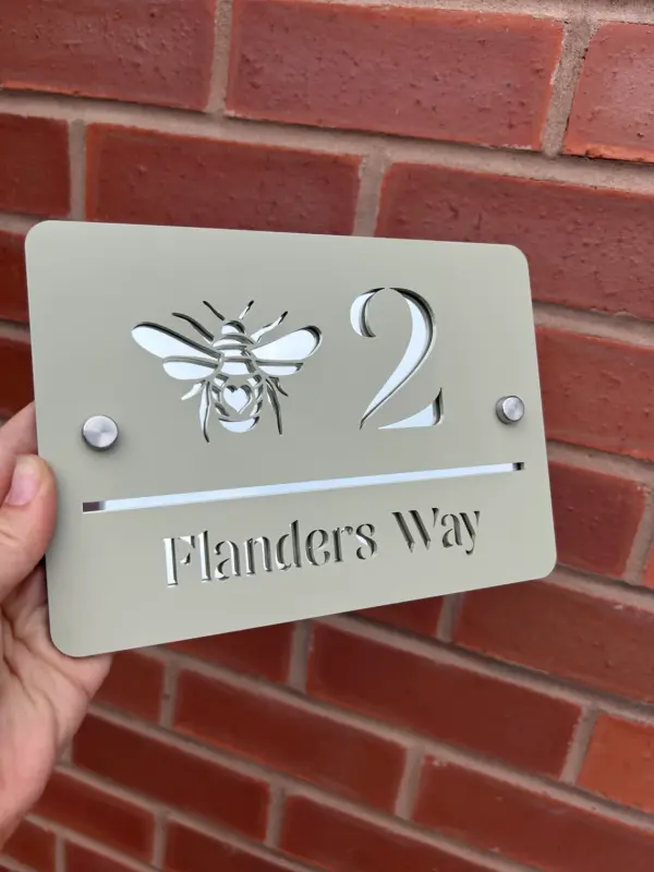 House number sign with Bee
