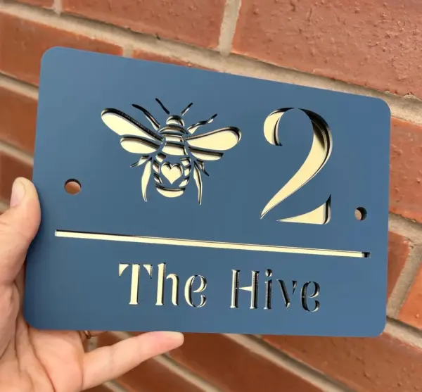 House number sign with Bee